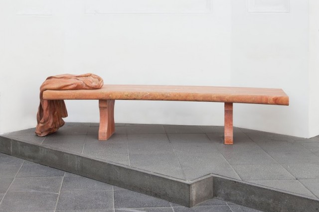 Domenico Bianchi, Untitled, 2009. Courtesy l’artista. In comodato a Madre · museo d’arte contemporanea Donnaregina, Napoli. Foto © Amedeo Benestante. | Domenico Bianchi, Untitled, 2009. Courtesy the artist. On loan to Madre · museo d’arte contemporanea Donnaregina, Naples. Photo © Amedeo Benestante.