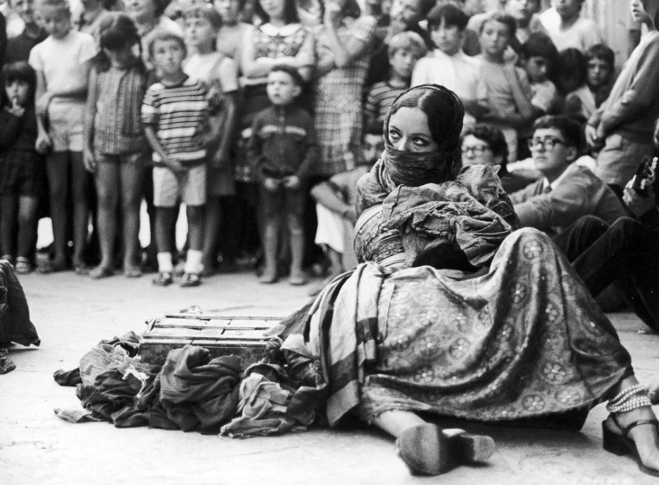 Michelangelo Pistoletto and Lo Zoo, L’uomo ammaestrato, Vernazza, 17 agosto 1968