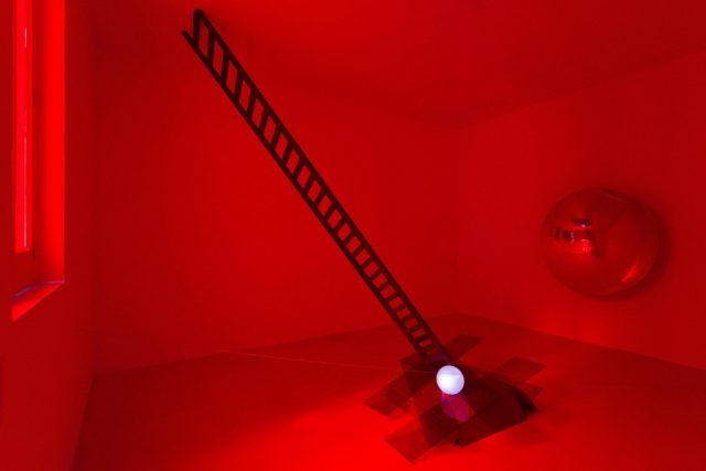 Marco Bagnoli, La Voce. Nel giallo faremo una scala o due al bianco invisibile, 1975 - 2015. Courtesy l’artista. In comodato a Madre · museo d’arte contemporanea Donnaregina, Napoli. Si ringrazia Seda International Packaging Group. Foto © Amedeo Benestante. | Marco Bagnoli, La Voce. Nel giallo faremo una scala o due al bianco invisibile, 1975 - 2015. Courtesy the artist. On loan to Madre · museo d’arte contemporanea Donnaregina, Napoli. Thanks to Seda International Packaging Group. Photo © Amedeo Benestante.