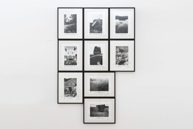 Ettore Sottsass, Disegni per i destini dell’uomo. C’è sempre una porta attraverso cui qualcuno non ti lascia passare (7) - Vich 1972, Disegni per i destini dell’uomo. Disegno di una scala per entrare in una casa molto ricca (8) - Balaguer 1974, Disegni per i destini dell’uomo. Disegno di una delle mille sale d’aspetto dove consumerai la tua vita (15) - Viverone 1976, Disegni per i destini dell’uomo. In molte stanze si decidono assassini (17) - Ivrea 1976, Disegni per i destini dell’uomo. Non tutti possono disegnare la vita come una festa (20) - S. Gimignano 1976, Disegni per i diritti dell’uomo. Vuoi sederti... (22) - Alpi Apuane 1976, Disegni per i diritti dell’uomo. ... o vuoi un trono? (22a) - Alpi Apuane 1976, Fidanzati. La mia fidanzata qualche volta si sente sola (34) - Arizona 1977, Fidanzati. La mia fidanzata saluta la bandiera (36) - Death Valley 1978. Courtesy Galleria Massimo Minini, Brescia. In comodato a Madre · museo d’arte contemporanea Donnaregina, Napoli. Foto © Amedeo Benestante. | Ettore Sottsass, Disegni per i destini dell’uomo. C’è sempre una porta attraverso cui qualcuno non ti lascia passare (7) - Vich 1972, Disegni per i destini dell’uomo. Disegno di una scala per entrare in una casa molto ricca (8) - Balaguer 1974, Disegni per i destini dell’uomo. Disegno di una delle mille sale d’aspetto dove consumerai la tua vita (15) - Viverone 1976, Disegni per i destini dell’uomo. In molte stanze si decidono assassini (17) - Ivrea 1976, Disegni per i destini dell’uomo. Non tutti possono disegnare la vita come una festa (20) - S. Gimignano 1976, Disegni per i diritti dell’uomo. Vuoi sederti... (22) - Alpi Apuane 1976, Disegni per i diritti dell’uomo. ... o vuoi un trono? (22a) - Alpi Apuane 1976, Fidanzati. La mia fidanzata qualche volta si sente sola (34) - Arizona 1977, Fidanzati. La mia fidanzata saluta la bandiera (36) - Death Valley 1978. Courtesy Galleria Massimo Minini, Brescia. On loan to Madre · museo d’arte contemporanea Donnaregina, Naples. Photo © Amedeo Benestante.