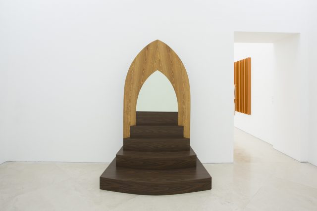 Richard Artschwager, Up and Out / Su e fuori, 1990. Collezione Alfonso e Cristina Artiaco, Pozzuoli. In comodato a Madre · museo d’arte contemporanea Donnaregina, Napoli. Foto © Amedeo Benestante. | Richard Artschwager, Up and Out, 1990. Collection Alfonso and Cristina Artiaco, Pozzuoli. On loan to Madre · museo d’arte contemporanea Donnaregina, Naples. Photo © Amedeo Benestante.