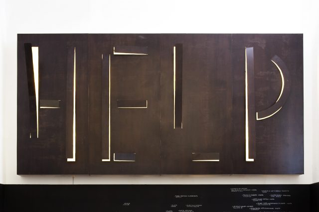Acconci Studio (Vito Acconci, Luis Verra, Dario Nunez), "Self-writing Billboard", 1998. Collezione Maria Rosa Sandretto, Milano. In comodato a Madre · museo d’arte contemporanea Donnaregina, Napoli. Foto © Amedeo Benestante. | Acconci Studio (Vito Acconci, Luis Verra, Dario Nunez), "Self-writing Billboard," 1998. Maria Rosa Sandretto collection, Milano. On loan to Madre · museo d’arte contemporanea Donnaregina, Napoli. Photo © Amedeo Benestante.