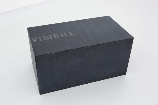 Giovanni Anselmo, Invisibile, 2007. Courtesy Archivio Anselmo & Tucci Russo Gallery, Torino. In comodato a Madre · museo d’arte contemporanea Donnaregina, Napoli. Foto © Amedeo Benestante. | Giovanni Anselmo, Invisibile / Invisible, 2007. Courtesy Archivio Anselmo & Tucci Russo Gallery, Turin. On loan to Madre · museo d’arte contemporanea Donnaregina, Naples. Photo © Amedeo Benestante.