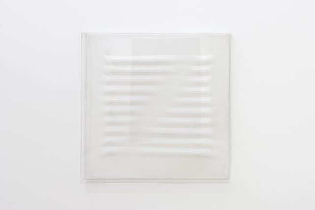 Agostino Bonalumi, Senza titolo, 1974. Collezione Dina Caròla, Napoli. In comodato a Madre · museo d’arte contemporanea Donnaregina, Napoli. Foto © Amedeo Benestante. | Agostino Bonalumi, Senza titolo / Untitled, 1974. Dina Caròla collection, Naples. On loan to Madre · museo d’arte contemporanea Donnaregina, Naples. Photo © Amedeo Benestante.