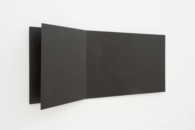 Francesco Lo Savio, Metallo Nero Opaco, 1960. Collezione privata, Napoli. In comodato a Madre · museo d’arte contemporanea Donnaregina, Napoli. Foto © Amedeo Benestante. | Francesco Lo Savio, Metallo Nero Opaco / Opaque Black Metal, 1960. Private collection, Naples. On loan to Madre · museo d’arte contemporanea Donnaregina, Naples. Photo © Amedeo Benestante.