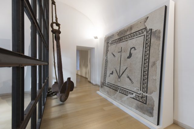 Pompei@Madre. Materia Archeologica: Le Collezioni. Veduta della mostra al Madre · museo d’arte contemporanea Donnaregina, Napoli. Courtesy Fondazione Donnaregina per le arti contemporanee, Napoli. Foto © Amedeo Benestante.