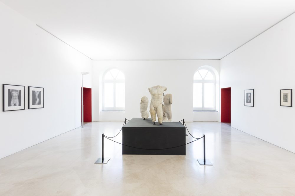 Robert Mapplethorpe, "Coreografia per una mostra", veduta della mostra al Madre, Napoli. Foto © Amedeo Benestante.