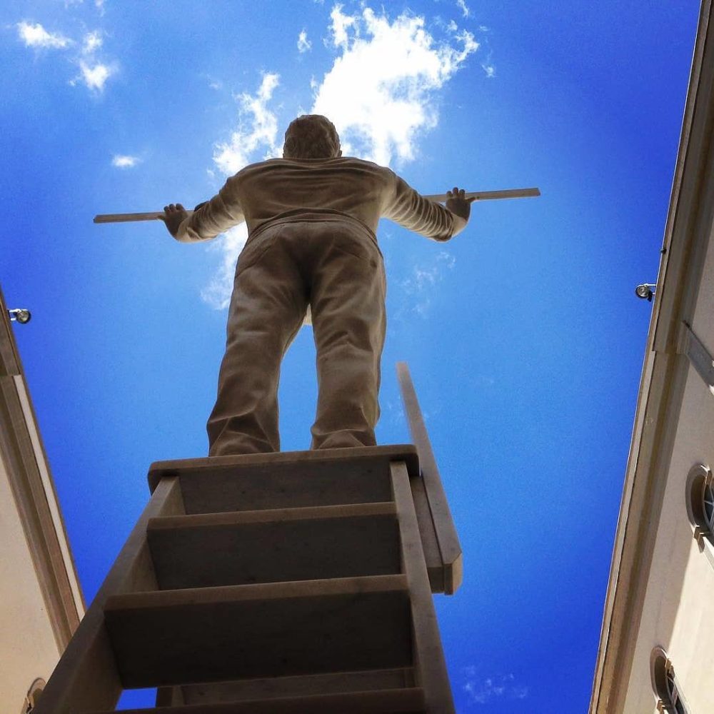 Jan Fabre, L’uomo che misura le nuvole, 2018. Courtesy l’artista; Studio Trisorio, Napoli. Foto da Instagram di @ma.zito.