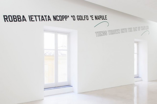 Lawrence Weiner, Things thrown onto the bay of Naples / Cose lanciate nel golfo di Napoli, 2009. Courtesy Galleria Alfonso Artiaco, Napoli. In comodato a Madre · museo d’arte contemporanea Donnaregina, Napoli. Foto © Amedeo Benestante. | Lawrence Weiner, Things thrown onto the bay of Naples, 2009. Courtesy Galleria Alfonso Artiaco, Naples. On loan to Madre · museo d’arte contemporanea Donnaregina, Naples. Photo © Amedeo Benestante.