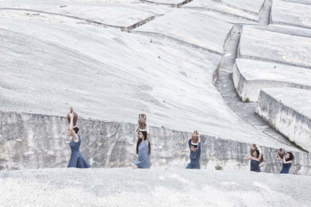 Marzia Migliora per la Nona Giornata del Contemporaneo, Aqua Micans, 2013 / Realizzata al Grande Cretto di Alberto Burri, Gibellina / Foto © Turiana Ferrara