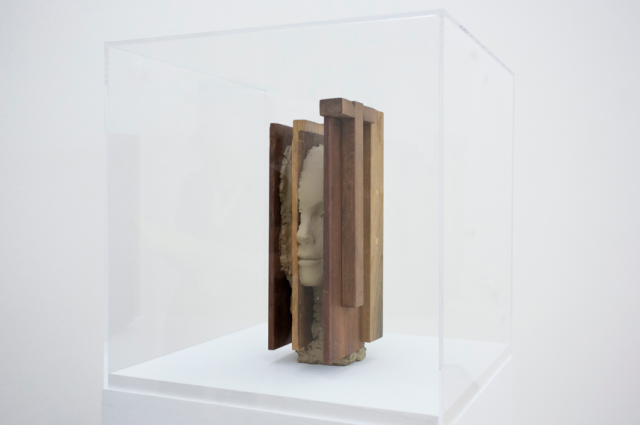 Mark Manders, Head with Wooden Hammer, 2011. Collezione privata. In comodato a Madre · museo d’arte contemporanea Donnaregina, Napoli. Foto © Amedeo Benestante. | Mark Manders, Head with Wooden Hammer, 2011. Private collection. On loan to Madre · museo d’arte contemporanea Donnaregina, Naples. Photo © Amedeo Benestante.