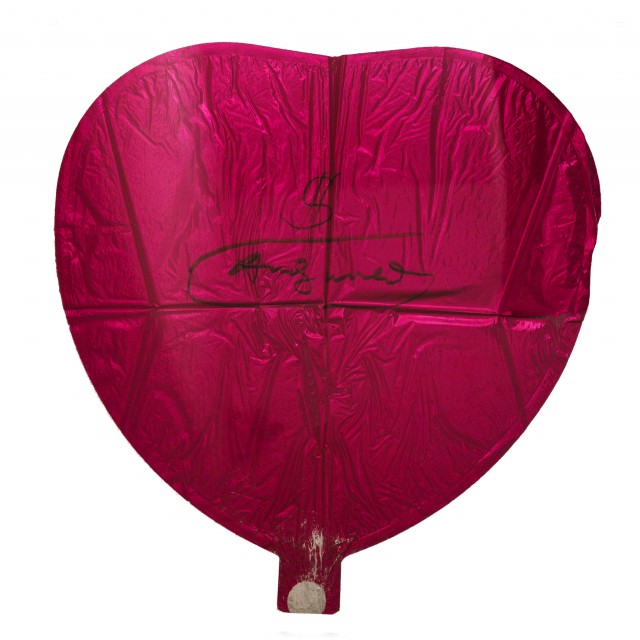Joseph Beuys - Andy Warhol, Cuore, 1980. Palloncino con interventi a mano. Collezione privata, Napoli. Foto © Amedeo Benestante.