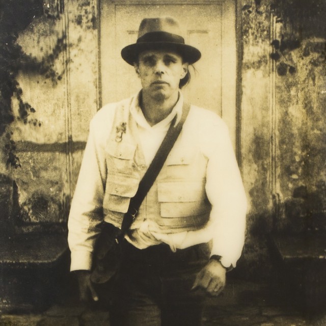 Joseph Beuys, La Rivoluzione siamo noi, 1971 (dettaglio). Collezione privata, Napoli. Foto © Amedeo Benestante | Joseph Beuys, La Rivoluzione siamo noi, 1971 (detail). Private collection, Napoli. Photo © Amedeo Benestante.