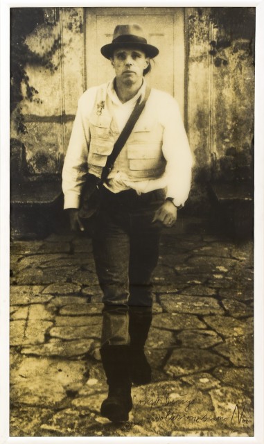 Joseph Beuys, La Rivoluzione siamo noi, 1971. Collezione privata, Napoli. Foto © Amedeo Benestante | Joseph Beuys, La Rivoluzione siamo noi, 1971. Private collection, Napoli. Photo © Amedeo Benestante.