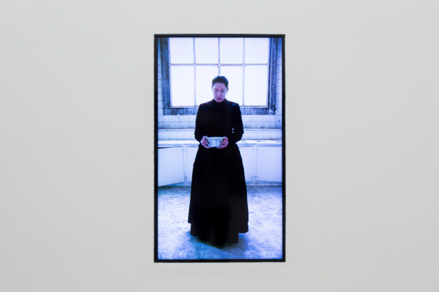 Marina Abramović, THE KITCHEN V Carrying Milk, 2009. Courtesy Galleria Lia Rumma, Milano-Napoli. In comodato a Madre · museo d’arte contemporanea Donnaregina, Napoli. Foto © Amedeo Benestante. | Marina Abramović, THE KITCHEN V Carrying Milk, 2009. Courtesy Galleria Lia Rumma, Milano-Napoli. On loan to Madre · museo d’arte contemporanea Donnaregina, Napoli. Photo © Amedeo Benestante.