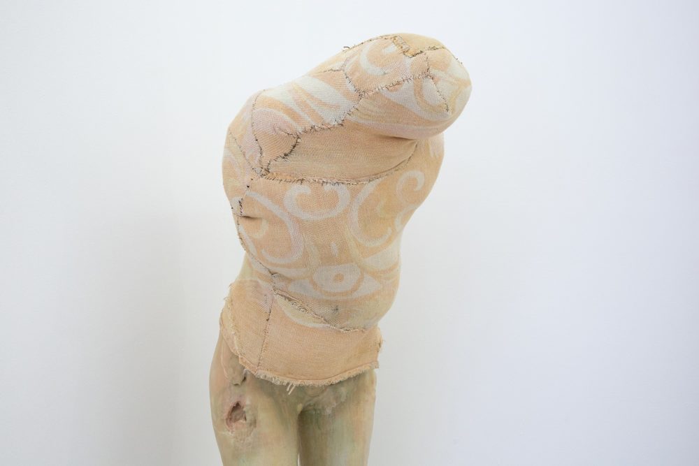 Berlinde De Bruyckere, "Aanèèn-genaaid (1999)", 1990 (dettaglio). Collezione Enea Righi, Bologna. In comodato a Madre · museo d’arte contemporanea Donnaregina, Napoli. Foto © Amedeo Benestante.