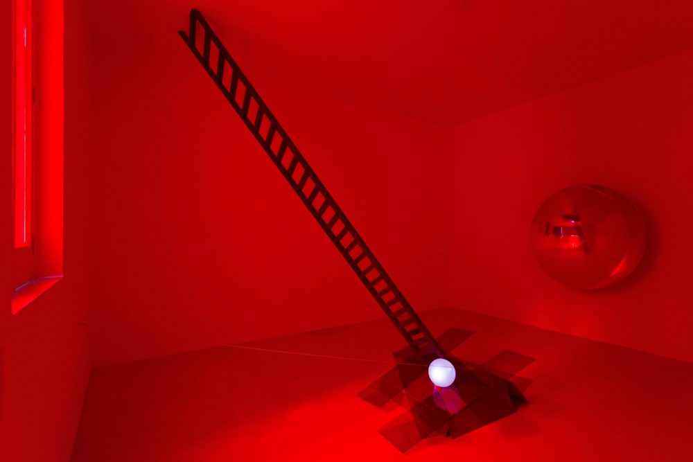 Marco Bagnoli, "La Voce. Nel giallo faremo una scala o due al bianco invisibile", 1975 – 2015. Courtesy l’artista. Si ringrazia Seda International Packaging Group.In comodato a Madre · museo d’arte contemporanea Donnaregina, Napoli. Foto © Amedeo Benestante.