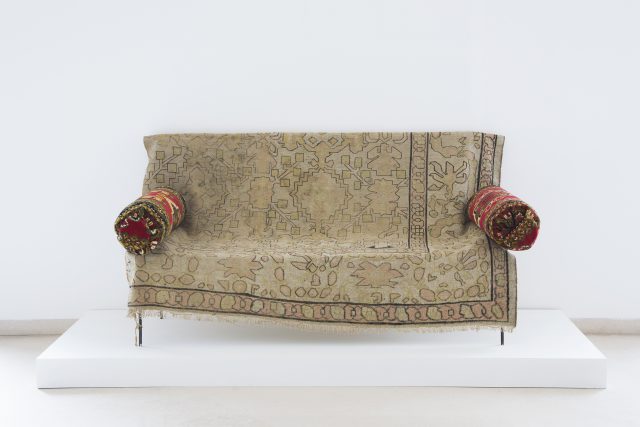 Franz West, Prototyp der "Auditorium" - Diwane (DN 665), 1991. Collezione Pieroni-Stiefelmeier, Roma. In comodato a Madre · museo d