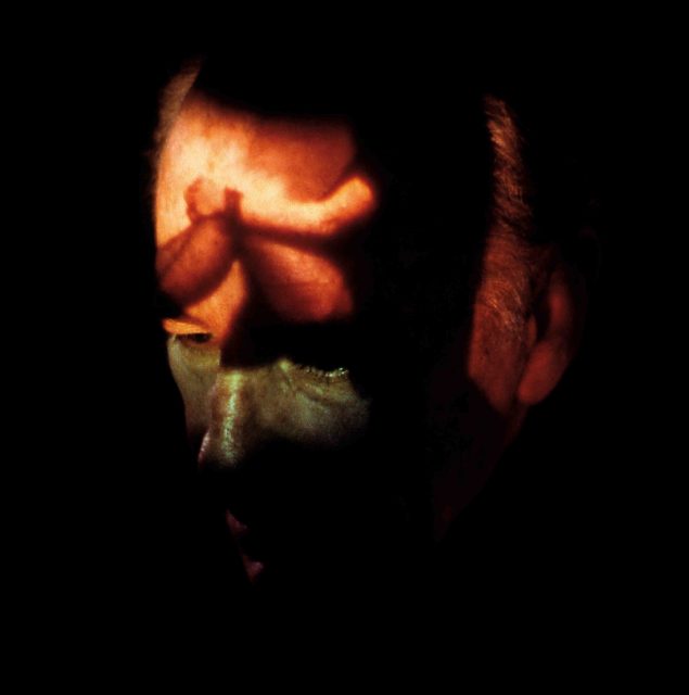 Fabio Mauri, Ricostruzione della memoria a percezione spenta, 1988. © Performance: Fabio Mauri. © Foto: Elisabetta Catalano.