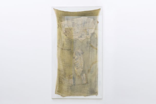 Robert Rauschenberg, Senza titolo (Brina), 1974. Collezione Ernesto Esposito, Napoli. In comodato a Madre · museo d’arte contemporanea Donnaregina, Napoli. Foto © Amedeo Benestante. | Robert Rauschenberg, Untitled (Hoarfrost), 1974. Collection Ernesto Esposito, Naples. On loan to Madre · museo d’arte contemporanea Donnaregina, Naples. Photo © Amedeo Benestante.