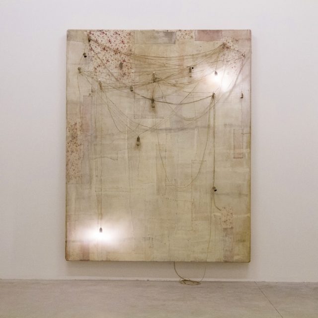 Lawrence Carroll, Untitled / Senza titolo, 2013. Collezione privata. In comodato a Madre · museo d’arte contemporanea Donnaregina, Napoli. Foto © Amedeo Benestante. | Lawrence Carroll, Untitled, 2013. Private collection. On loan to Madre · museo d’arte contemporanea Donnaregina, Naples. Photo © Amedeo Benestante.