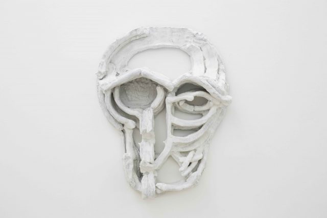Thomas Houseago, Roman Mask I / Maschera romana I, 2013. Collezione Ernesto Esposito, Napoli. In comodato a Madre · museo d’arte contemporanea Donnaregina, Napoli. Foto © Amedeo Benestante. | Thomas Houseago, Roman Mask I, 2013. Ernesto Esposito collection, Naples. On loan to Madre · museo d’arte contemporanea Donnaregina, Naples. Photo © Amedeo Benestante.