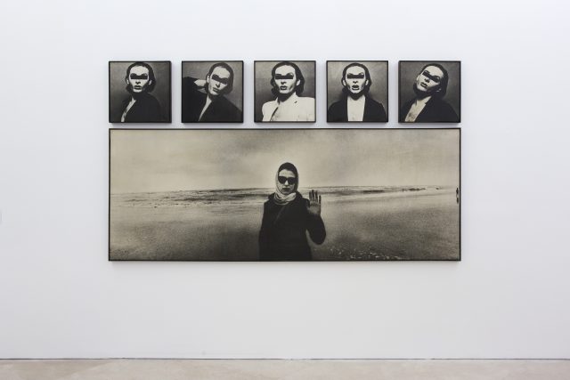 Urs Lüthi, Autoritratto in sei pezzi, 1975. Collezione Fondazione Morra, Napoli. In comodato a Madre · museo d’arte contemporanea Donnaregina, Napoli. Foto © Amedeo Benestante. | Urs Lüthi Self-portrait in Six Pieces, 1975. Collection Fondazione Morra, Naples. On loan to Madre · museo d’arte contemporanea Donnaregina, Naples. Photo © Amedeo Benestante.