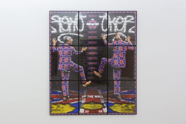 Gilbert & George, Up the Wall / Sul muro, 2008. Collezione Alfonso e Cristina Artiaco, Pozzuoli. In comodato a Madre · museo d’arte contemporanea Donnaregina, Napoli. Foto © Amedeo Benestante. | Gilbert & George, Up the Wall, 2008. Collection Alfonso e Cristina Artiaco, Pozzuoli. On loan to Madre · museo d’arte contemporanea Donnaregina, Naples. Photo © Amedeo Benestante.