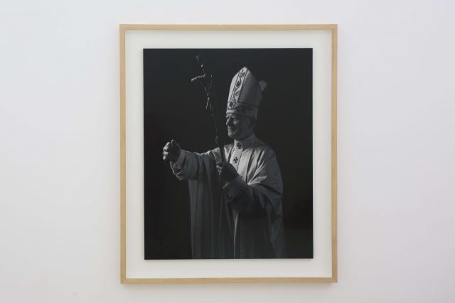 Hiroshi Sugimoto, Pope John Paul II / Papa Giovanna Paolo II, 1999. Collezione Maria Rosa Sandretto, Milano. In comodato a Madre · museo d’arte contemporanea Donnaregina, Napoli. Foto © Amedeo Benestante. | Hiroshi Sugimoto, Pope John Paul II, 1999. Maria Rosa Sandretto Collection, Milan. On loan to Madre · museo d’arte contemporanea Donnaregina, Naples. Photo © Amedeo Benestante.