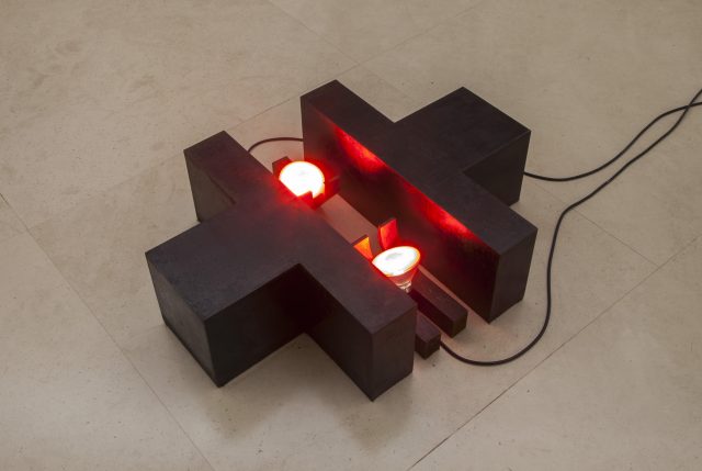 Vettor Pisani, Il coniglio non ama Joseph Beuys, 1976. Collezione Maria Teresa Incisetto, Napoli. In comodato a Madre · museo d’arte contemporanea Donnaregina, Napoli. Foto © Amedeo Benestante. | Vettor Pisani, Il coniglio non ama Joseph Beuys / The rabbit does not love Joseph Beuys, 1976. Maria Teresa Incisetto collection, Naples. On loan to Madre · museo d’arte contemporanea Donnaregina, Napoli. Photo © Amedeo Benestante.
