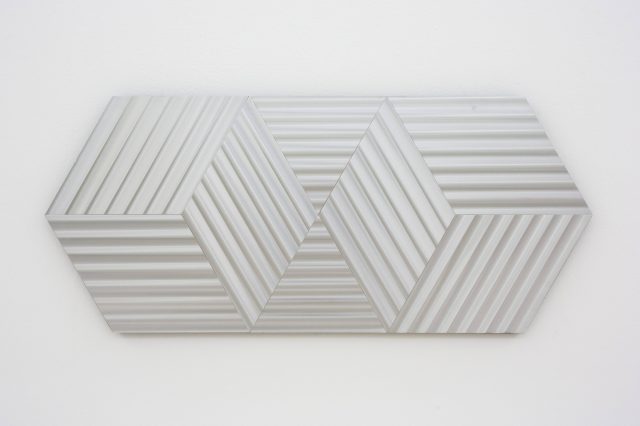 Getulio Alviani, Textura vibratile, esagoni e 2 cubi verticali, 1972. Collezione Dina Caròla, Napoli. In comodato a Madre · museo d’arte contemporanea Donnaregina, Napoli. Foto © Amedeo Benestante. | Getulio Alviani, Textura vibratile, esagoni e 2 cubi verticali / Vibrant texture, 2 hexagons and vertical cubes, 1972. Dina Caròla collection, Naples. On loan to Madre · museo d’arte contemporanea Donnaregina, Naples. Photo © Amedeo Benestante.