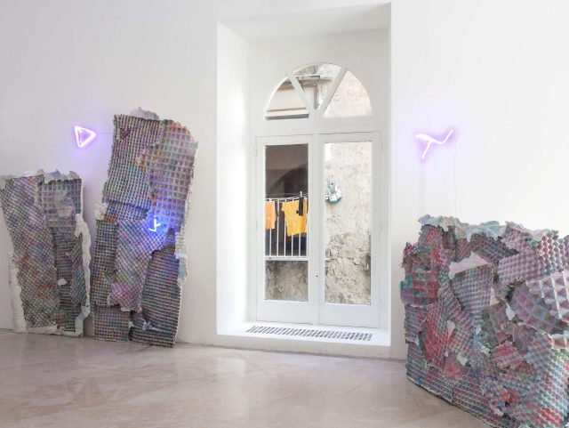 Giulio Delvè, "Enigma", 2014 (dettaglio). Courtesy l’artista. In comodato a Madre · museo d’arte contemporanea Donnaregina, Napoli. Foto © Amedeo Benestante. | Giulio Delvè, "Enigma," 2014 (detail). Courtesy the artist. On loan to Madre · museo d’arte contemporanea Donnaregina, Napoli. Photo © Amedeo Benestante.