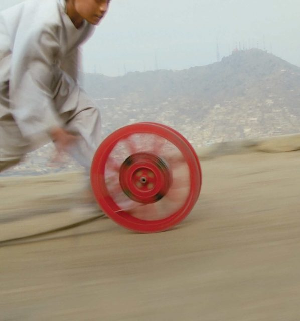 Francis Alÿs, "Reel-Unreel", 2011 (fotogramma, video-documentazione di un’azione). Courtesy l’artista; David Zwirner, New York-Londra. In comodato a Madre · museo d’arte contemporanea Donnaregina, Napoli. | Francis Alÿs, "Reel-Unreel," 2011 (still, video-documentation of an action). Courtesy the artist; David Zwirner, New York-London. On loan to Madre · museo d’arte contemporanea Donnaregina, Naples.