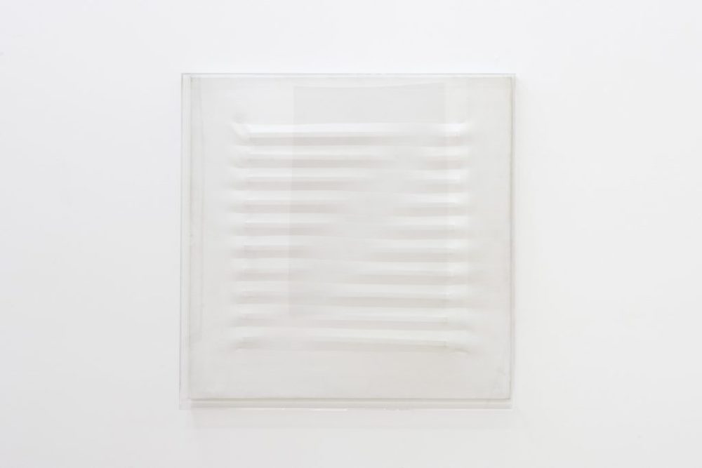 Agostino Bonalumi, "Senza titolo", 1974. Collezione Dina Caròla, Napoli. In comodato a Madre · museo d’arte contemporanea Donnaregina, Napoli. Foto © Amedeo Benestante.