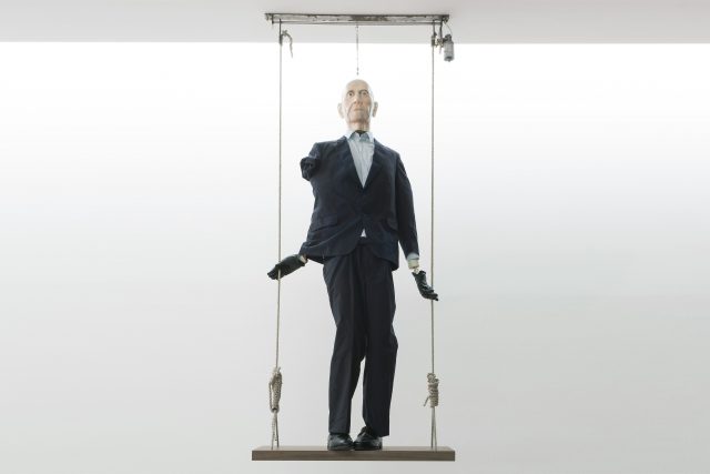Markus Schinwald, Bepo, 2005. Collezione Maurizio Morra Greco, Napoli. In comodato a Madre · museo d’arte contemporanea Donnaregina, Napoli. Foto © Amedeo Benestante. In esposizione fino a dicembre 2016. | Markus Schinwald, Bepo, 2005. Maurizio Morra Greco collection, Naples. On loan to Madre · museo d’arte contemporanea Donnaregina, Naples. Photo © Amedeo Benestante. On view until December 2016.