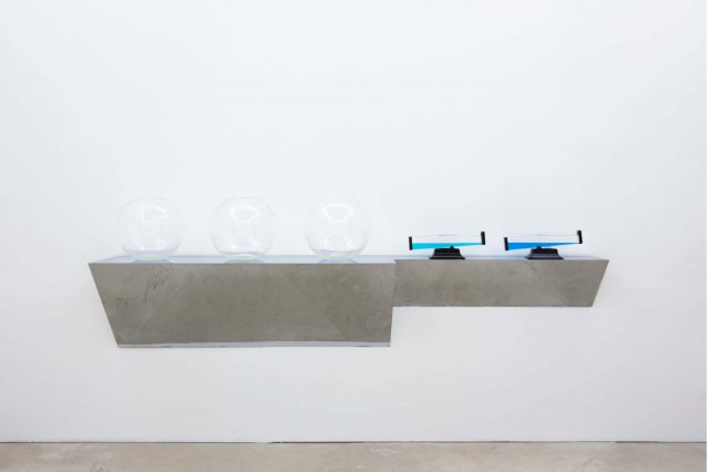 Haim Steinbach, "Capri Suite 3", 1988. Collezione Lia Rumma, Napoli. In comodato a Madre · museo d’arte contemporanea Donnaregina, Napoli. Foto © Amedeo Benestante. | Haim Steinbach, "Capri Suite 3", 1988. Lia Rumma collection, Napoli. On loan to Madre · museo d’arte contemporanea Donnaregina, Napoli. Photo © Amedeo Benestante.