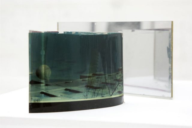 Dan Graham, "Senza titolo", 1980-1985. Collezione Enea Righi, Bologna. In comodato a Madre · museo d’arte contemporanea Donnaregina, Napoli. Foto © Amedeo Benestante. | Dan Graham, "Untitled", 1980-1985. Enea Righi collection, Bologna. On loan to Madre · museo d’arte contemporanea Donnaregina, Naples. Photo © Amedeo Benestante.