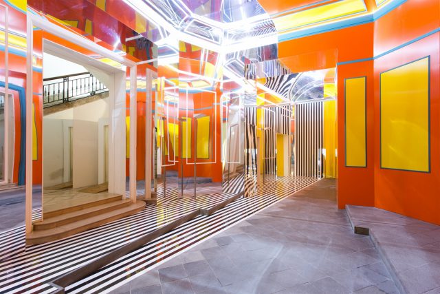 Photo souvenir: Daniel Buren, "Axer / Désaxer. Lavoro in situ, 2015, Madre, Napoli - #2". ©DB-ADAGP. Courtesy Fondazione Donnaregina per le arti contemporanee, Napoli. Foto © Amedeo Benestante. | Photo souvenir: Daniel Buren, "Axer / Désaxer. Lavoro in situ, 2015, Madre, Napoli - #2". ©DB-ADAGP. Courtesy Fondazione Donnaregina per le arti contemporanee, Naples. Photo © Amedeo Benestante.