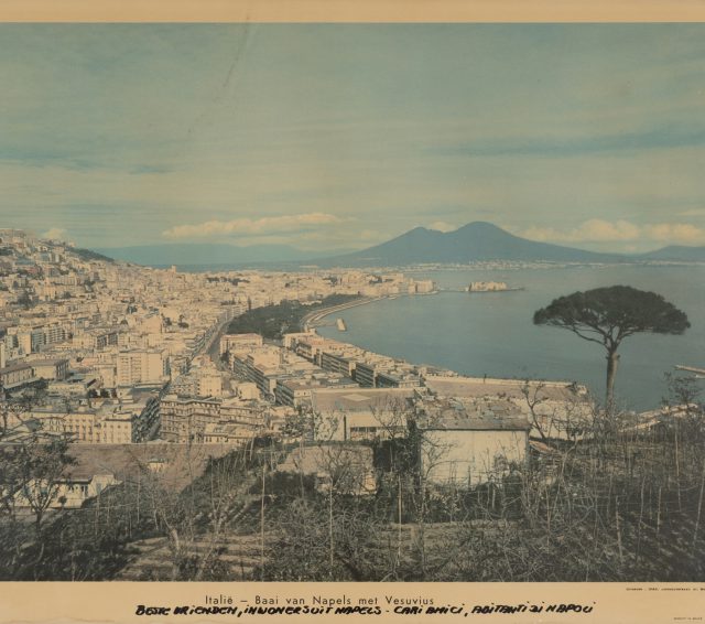 Jeff Geys, Cari amici, abitanti di Napoli, 1981. Courtesy l’artista; Air de Paris, Parigi. Collezione Madre · museo d’arte contemporanea Donnaregina, Napoli (donazione dell’artista). | Jeff Geys, Cari amici, abitanti di Napoli / Dear Friends, Inhabitants of Naples, 1981. Courtesy the artist; Air de Paris, Paris. Collection Madre · museo d’arte contemporanea Donnaregina, Naples (donation of the artist).