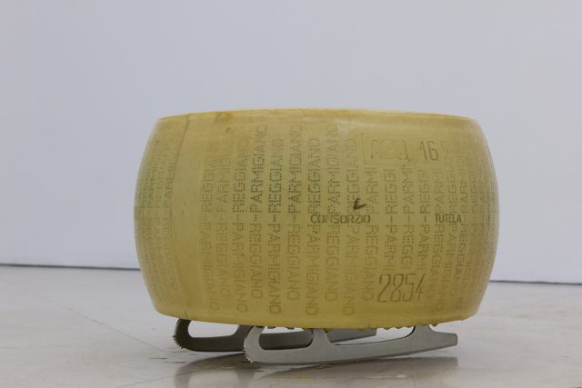 Darren Bader, antipodes: Parmigiano Reggiano. Collezione Francesco Dalla Rovere. Courtesy Fondazione Donnaregina per le arti contemporanee, Napoli. Foto © Amedeo Benestante.