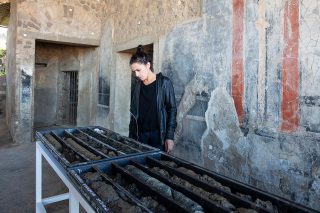 madre-napoli_25-ottobre-2018-lara-favaretto-digging-up-atlas-of-the-blank-histories_01_Lara Favaretto_Foto Amedeo Benestante