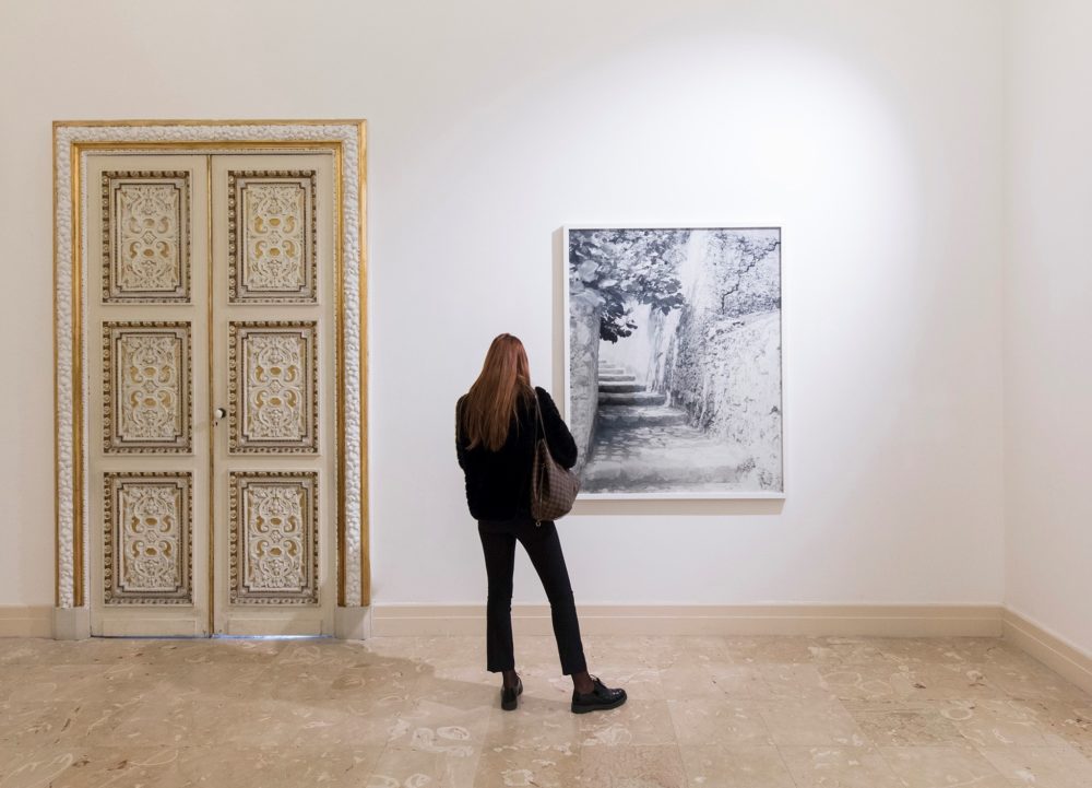Darren Almond, "The light between us", 2018. Veduta della mostra a Villa Pignatelli, Napoli. Foto © Amedeo Benestante.