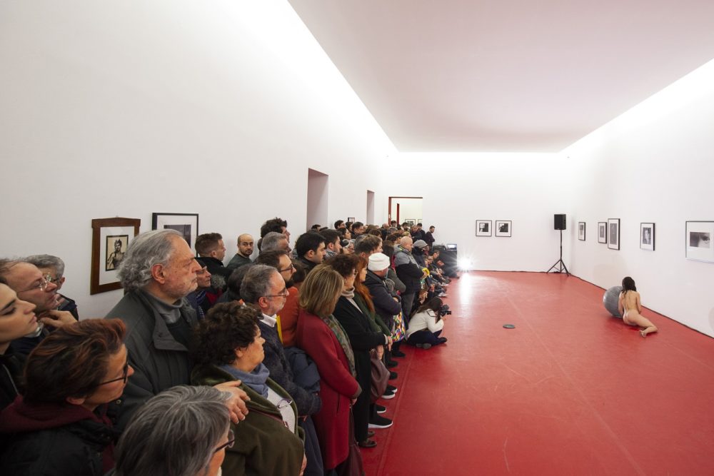 Luna Cenere, "Natural Gravitation (postures for Bob)". Foto © Amedeo Benestante.