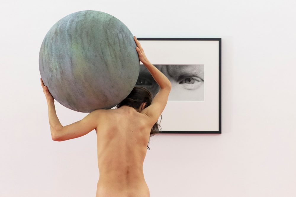 Luna Cenere, "Natural Gravitation (postures for Bob)". Foto © Amedeo Benestante.