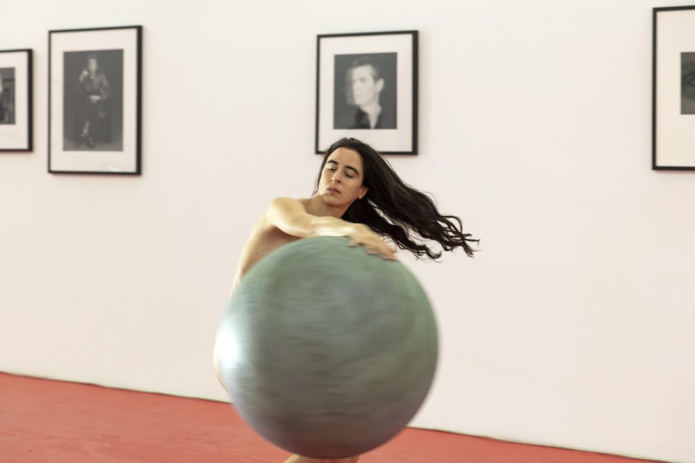 Luna Cenere, "Natural Gravitation (postures for Bob)". Foto © Amedeo Benestante.