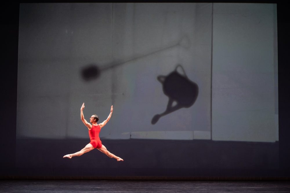 Luke Amhet, Night of 100 Solos, Merce Cunningham centennial performance, Barbican Centre, Londra. Foto © Stephen Wright.