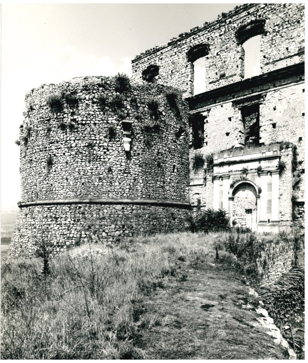 Mimmo Jodice, Veduta del Castello Macchiaroli prima dei lavori di restauro, inizio anni