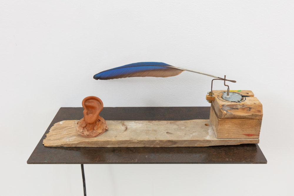 Quintino Scolavino, “Fare orecchio da mercante”, 1982. Donazione di Tullia Passerini Gargiulo. Collezione Madre · museo d’arte contemporanea Donnaregina, Napoli. Foto © Amedeo Benestante.