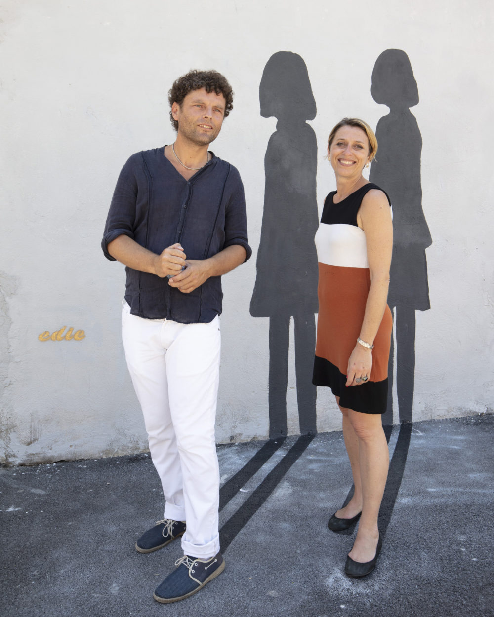 Il fotografo Eduardo Castaldo e la curatrice Silvia Salvati davanti ad una delle installazioni della mostra "L’amica geniale. Visioni dal set" al rione Luzzatti, Napoli. Foto © Amedeo Benestante.