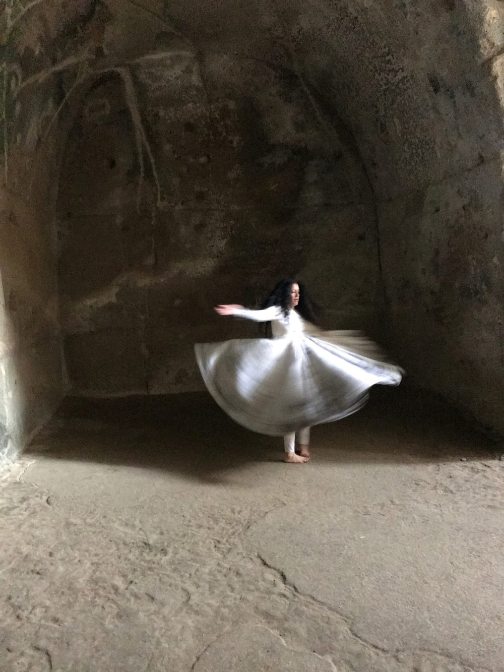 Zena el Khalil whirling in Cumae, Italy. Foto © Marina Guida, su concessione di Ministero per i Beni e le Attività Culturali e per il Turismo - Parco Archeologico dei Campi Flegrei.